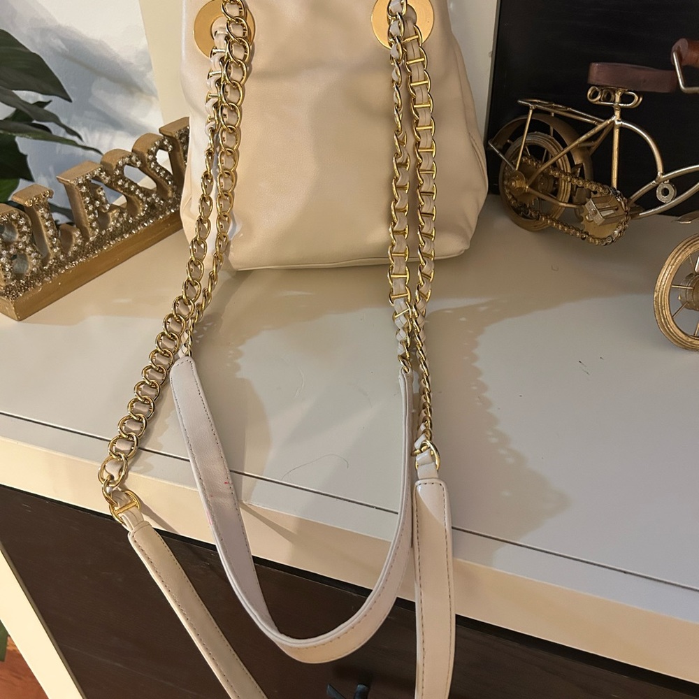 Ivory & gold hand bag with gold-chain shoulder straps. Look like “ old $$!” - Picture 4 of 6